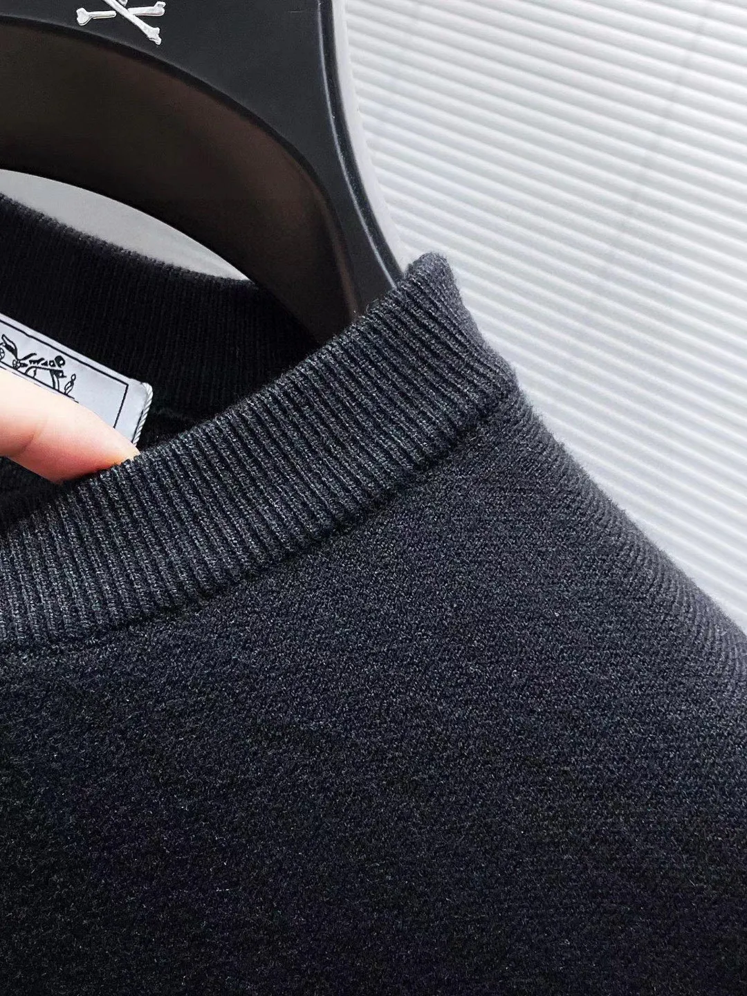 🅿️240 【LV Louis Vuitton】Autumn and winter classic round neck pullover sweater, in full condition! ! ! Wool blended fabric, the latest model in 2025, golden ratio! ! Slim-fitting soft gold, versatile and practical item, the combination and practicality are extremely powerful, simple and elegant, and classy! To create your own style, it is highly recommended to buy it in two colors. The standard slim fit tailoring process is suitable for both young and old men. It is knitted from wool and will not cause any discomfort! While keeping warm, it is stylish, textured and wearable, and the classic logo with contrasting colors on the chest feels in place! ! Recommended for regular customers! ! Size M-3XL (maximum wear: 190 pounds)